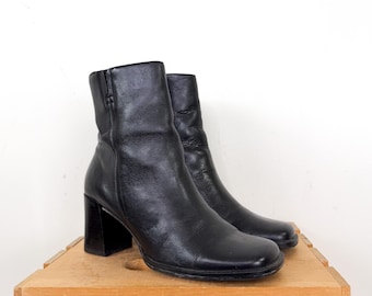 Vintage 90s-y2k Size 6.5W Leather Square Toe Short Boots / 1990s-Early 2000s Classic Minimalist Grunge Solid Black Block Heel Ankle Booties