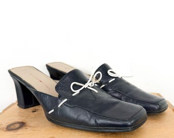 Vintage 90s-y2k Size 8 Navy Blue Leather Square Toe String Bow Leather Mules / 1990s-Early 2000s Contrast Stitch Slip On Backless Shoes