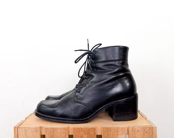 Vintage 90s Size 8 Leather Lace Up Block Heel Ankle Boots / 1990s Nine West Black Retro Grunge Minimalist Dark Academia Short Tie Booties