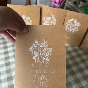 Pacote com 5 cartões de aniversário exclusivos feitos à mão, incluindo envelopes.
