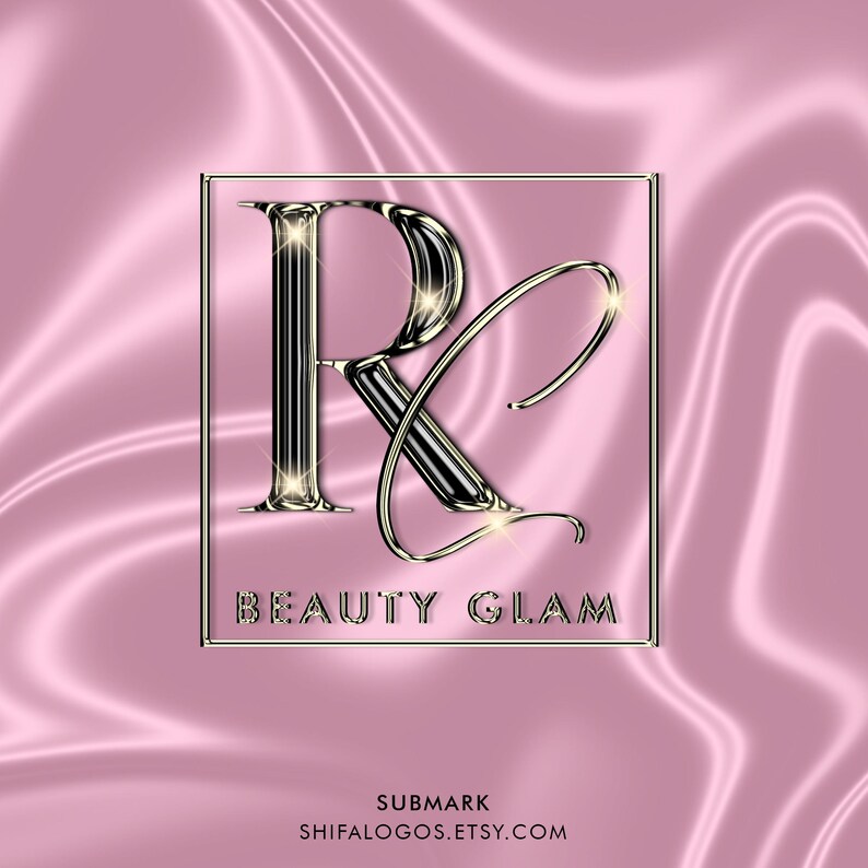 Pode incluir: Uma letra estilizada "R" prateada e preta com contorno dourado e detalhes brilhantes. A letra est&aacute; em um quadro quadrado com o texto "BEAUTY GLAM" abaixo. O fundo &eacute; um tecido de cetim rosa.