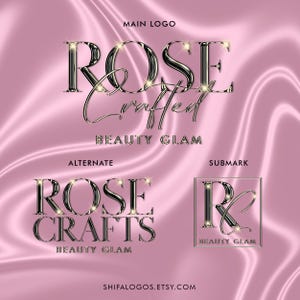 Pode incluir: Um design de logotipo para um neg&oacute;cio de beleza chamado "Rose Crafted Beauty Glam". O logotipo apresenta as palavras "Rose Crafted" em uma fonte prateada e dourada com um efeito brilhante. As palavras "Beauty Glam" est&atilde;o escritas em uma fonte menor abaixo do texto principal.