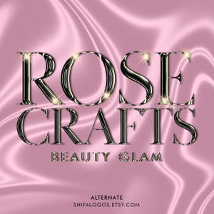 Pode incluir: Um logotipo de texto prateado e preto sobre um fundo de cetim rosa. O logotipo diz "ROSE CRAFTS BEAUTY GLAM".