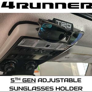 Puede incluir: Un juego de tres tazas de cerámica con acabado mate moteado. Las tazas son de color crema, gris claro y gris oscuro. Cada taza tiene un diseño simple y minimalista, ideal para café o té.