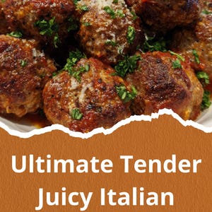 以下が含まれることがあります： イタリア風ミートボールの皿のクローズアップ。ミートボールは丸く、焼き色がついており、すりおろしたチーズと刻んだパセリがトッピングされています。「Ultimate Tender Juicy Italian Meatballs」というテキストが表示されています。