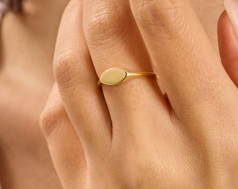 Anel de sinete fino em ouro maciço 14K | Anel minimalista oval para o dedo mínimo | Aliança delicada e geométrica para usar em conjunto com outros anéis | Joia artesanal em ouro maciço para presentear ela