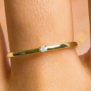 Anillo solitario minimalista: delicado anillo de corte de diamante, anillo de compromiso sencillo, elegante anillo de promesa