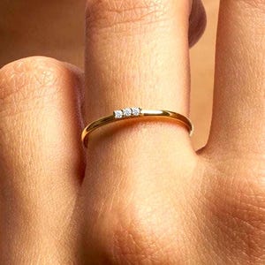 繊細なゴールドの重ね付けリング、細身でミニマルなリング、3石のモアッサナイトリング、繊細な普段使いのジュエリー、彼女へのギフト