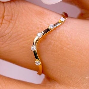 Gold gewellter Bandring, Moissanite Stacking Ring