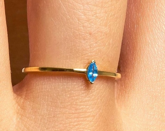Solitärring mit blauem Marquise-Schliff – Zarter Ring im Marquise-Schliff, minimalistischer Verlobungsring aus Gold, eleganter Schmuck mit blauem Edelstein