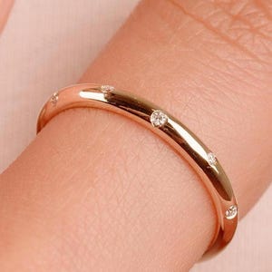 Anillo de diamantes delicado para mujer: Anillo fino apilable, alianza de boda delicada, joyería elegante, anillo de promesa