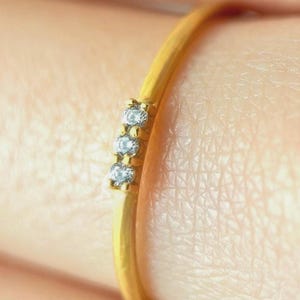 Anello impilabile in oro delicato, anello sottile e minimalista, anello con 3 moissanite, gioiello raffinato per tutti i giorni, regalo per lei.