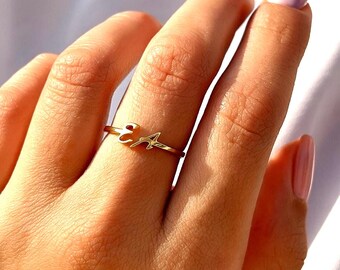 Anel com Inicial Personalizada - Letra Dourada Personalizada - Anel Delicado para Usar em Conjunto - Dia das Mães para Madrinhas