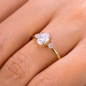 Oval Cut Three-Stone Gold Ring – Elegant Engagement Jewelry