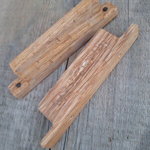 Può includere: Due mensole in legno con finitura in legno naturale. Le mensole sono realizzate in legno massello e hanno un aspetto rustico.