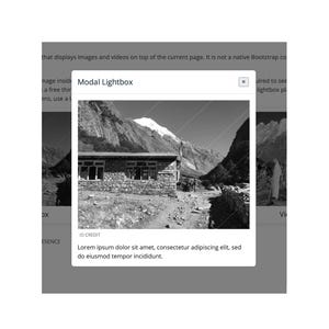 Könnte beinhalten: Ein Schwarz-Weiß-Bild einer Berglandschaft wird in einer Modal-Lightbox angezeigt. Die Lightbox hat eine Schließen-Schaltfläche und zeigt den Text "Modal Lightbox" an. Unter dem Bild steht der Text "Lorem ipsum dolor sit amet, consectetur adipiscing elit, sed do eiusmod tempor incididunt."