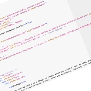 以下が含まれることがあります： 白地に黒とピンクのコード行が並び、HTMLタグとCSS参照が含まれています。「Evergreen Digital Presence: Overlays」と書かれたテキスト。画像は斜めになっています。