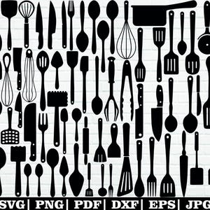以下が含まれることがあります： スプーン、ヘラ、ナイフ、泡立て器、おたまなど、黒いキッチン用品のコレクション。この画像は、料理愛好家に最適なさまざまな調理器具を紹介しています。調理器具はパターンに配置されています。