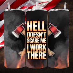 Könnte beinhalten: Ein schwarzer Becher mit silbernem Deckel und Strohhalm. Der Becher hat ein Design mit gekreuzten Äxten und dem Text "HELL DOESN'T SCARE ME I WORK THERE" in Orange und Weiß. Rauch und Flammen im Hintergrund.