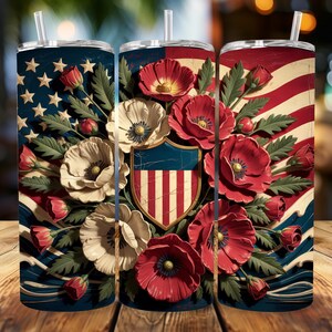 Könnte beinhalten: Drei Edelstahlbecher mit patriotischem Design. Jeder Becher zeigt eine rot-weiß-blaue amerikanische Flagge mit einem floralen Muster. Die Blumen sind eine Mischung aus roten Mohnblumen und weißen Blumen mit grünen Blättern.