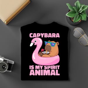 El capibara es mi animal espiritual. Diseño veraniego divertido en formato PNG para camisetas, tazas y bolsos. Descarga digital.