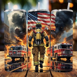 Könnte beinhalten: Drei Edelstahlbecher mit einem Feuerwehr-Thema. Jeder Becher zeigt einen Feuerwehrmann, der auf ein brennendes Gebäude zugeht, mit einer amerikanischen Flagge und Feuerwehrautos im Hintergrund. Die Becher haben einen Strohhalm.