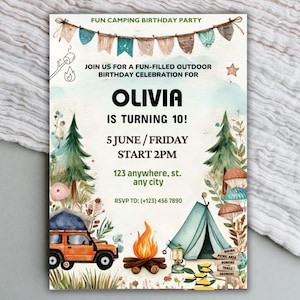 Puede incluir: Invitación de fiesta de cumpleaños con temática de camping con el texto "FUN CAMPING BIRTHDAY PARTY" en la parte superior. La invitación incluye ilustraciones de una tienda de campaña, una fogata y un vehículo naranja vintage. La invitación es para el cumpleaños número 10 de Olivia.