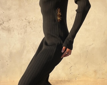 Könnte beinhalten: Ein schwarzes, langärmeliges Midikleid aus Rippstrick mit hohem Ausschnitt und einem seitlichen Cut-out an der Taille. Der Ausschnitt wird durch zwei goldfarbene Metallglieder zusammengehalten, die Vorder- und Rückseite verbinden.