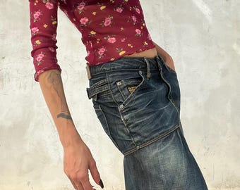 Camiseta burdeos con estampado floral de los años 2000