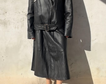 Vintage schwarze Bikerjacke aus Leder mit abgerundetem Revers, Reißverschlusstaschen und Gürtel