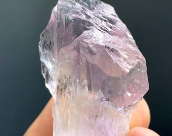 Cristal de kunzita rosa fluorescente con terminaciones grabadas de Afganistán, 28 gramos
