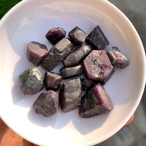 Polerade korundrubinkristaller från Afghanistan 76 gram