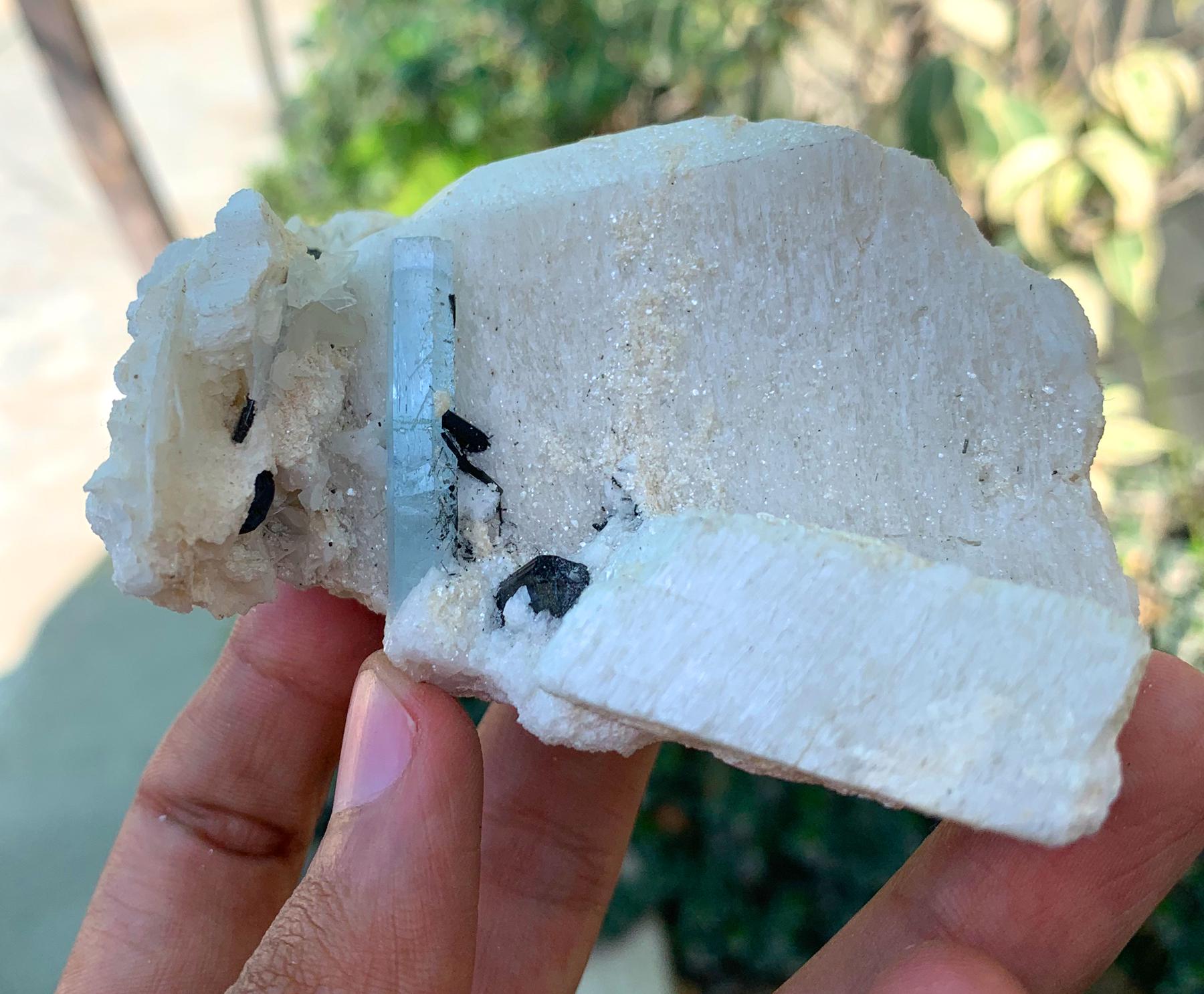 ショールトルマリン、クォーツ、マイカの標本を含む天然アクアマリン