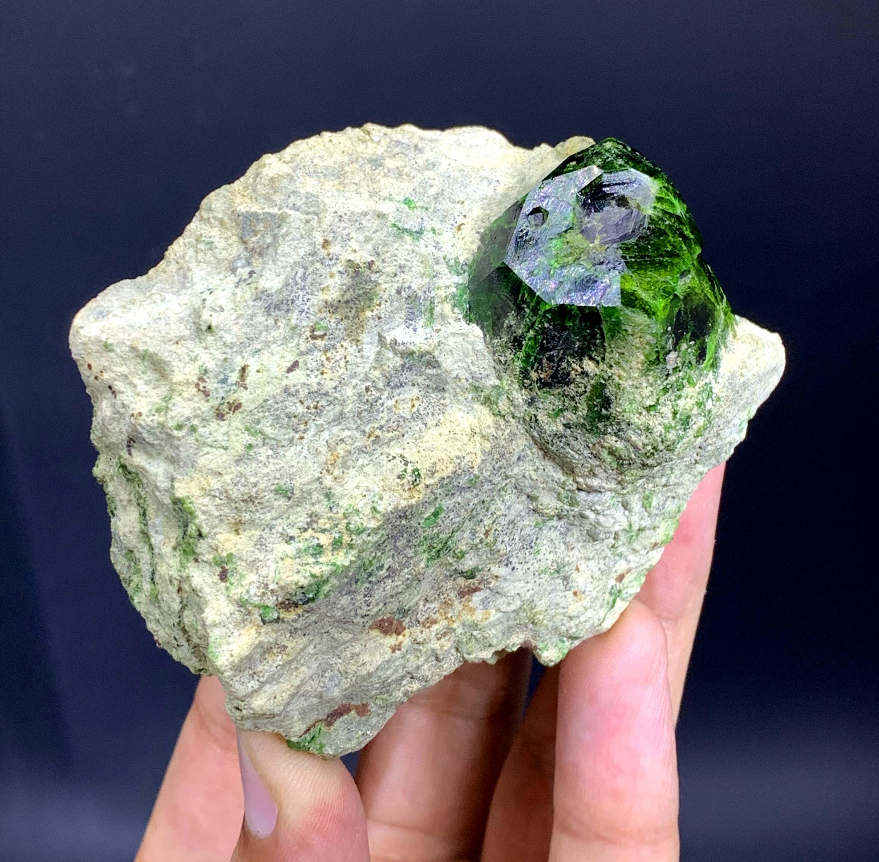 グリーンデマントイドガーネット結晶（母岩付き）210グラム - Etsy 日本