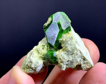 グリーンデマントイドガーネット結晶（母岩付き）210グラム - Etsy 日本