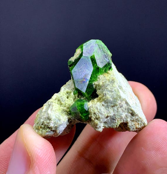 グリーンデマントイドガーネット結晶（母岩付き） - 224グラム - Etsy