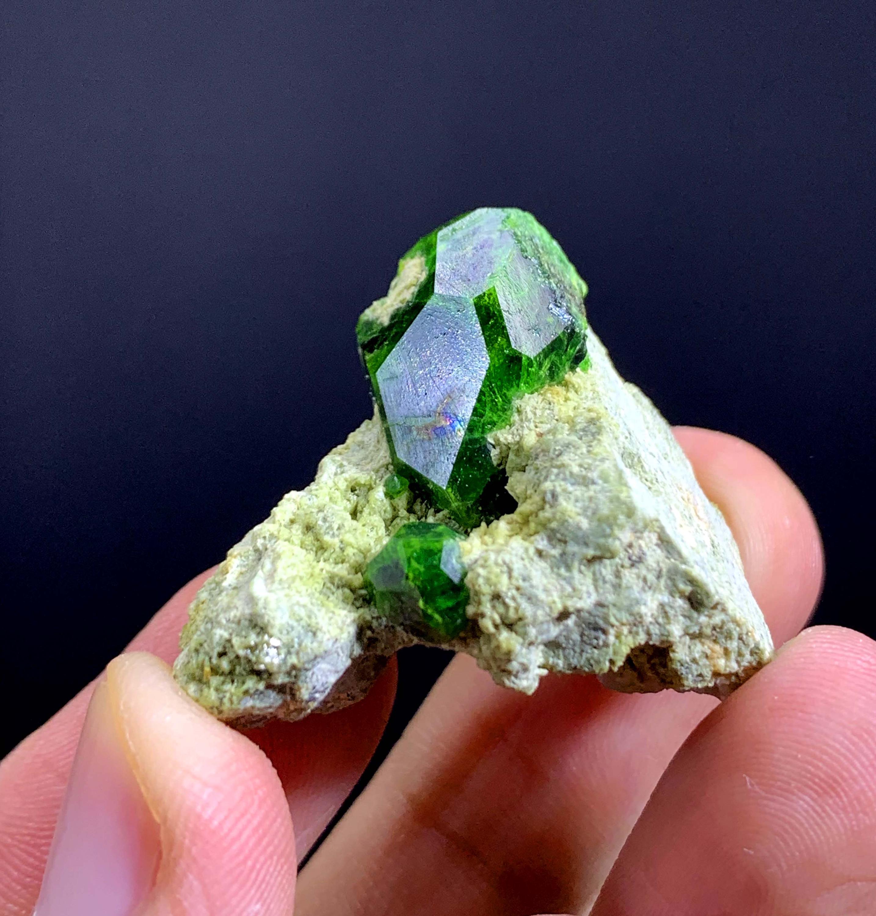 鮮やかな緑色のデマントイドガーネット結晶（母岩付き）17グラム
