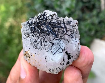 Cristal de aguamorganita con terminación natural e inclusiones de turmalina Schorl procedente de Pakistán.