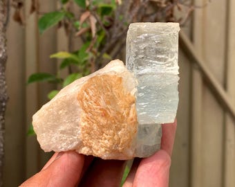 Cristal de água-marinha azul-celeste com natureza gravada, água-marinha sobre feldspato do Paquistão, 97 gramas
