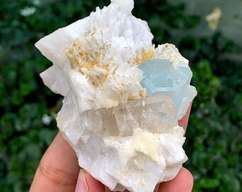 パキスタン・スカルドゥ産、トパーズ入りエッチングアクアマリン