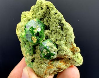 パキスタン産の希少なアンドラダイトガーネット結晶（母岩入り） - 31