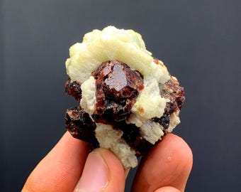 スカルドゥ産 長石上のガーネット スカルドゥ産 長石上の水晶と