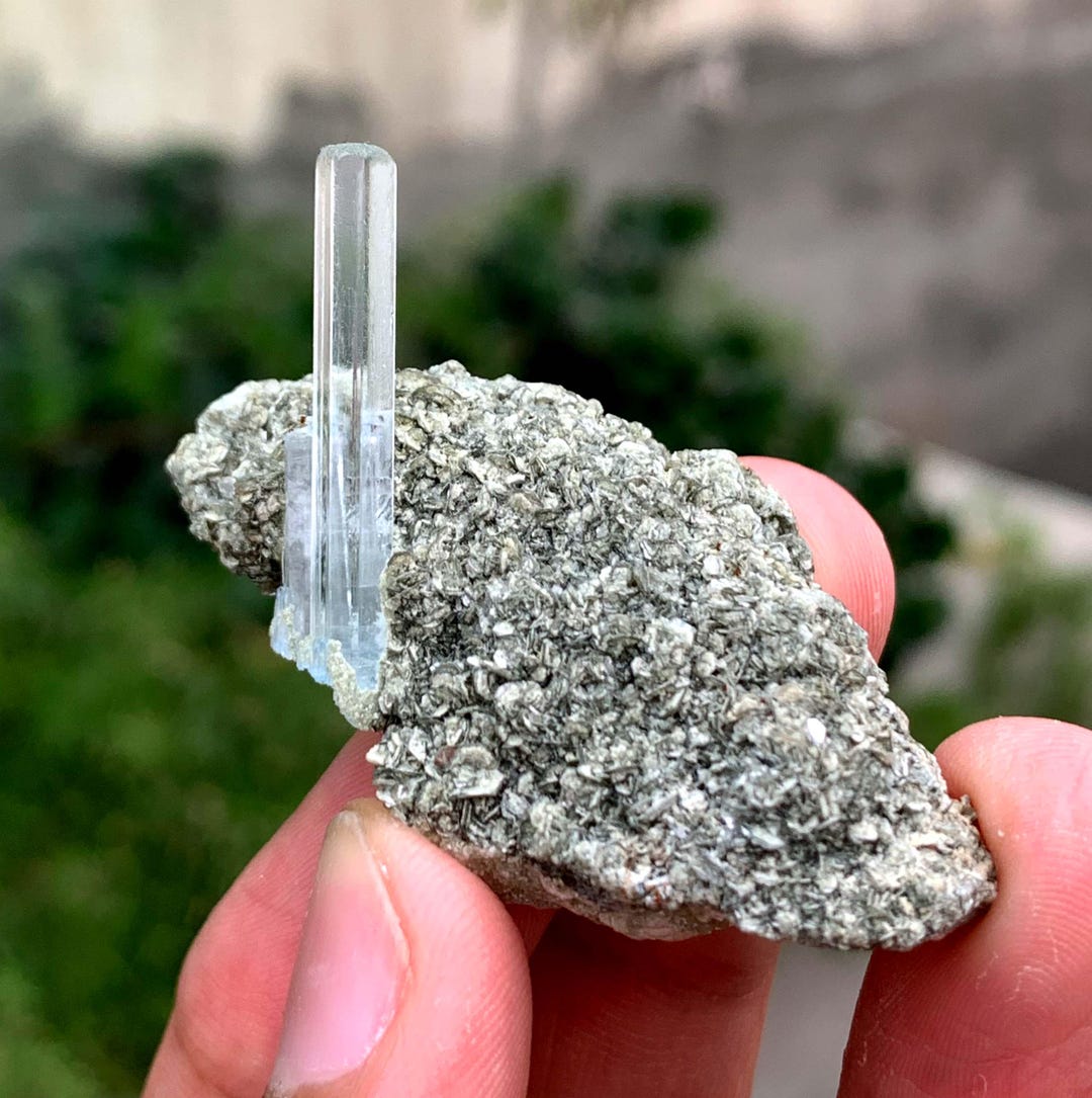 パキスタン産の透明な青いアクアマリン結晶（マトリックス付き）21