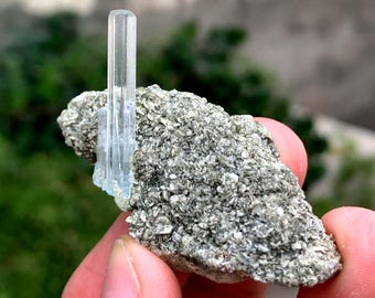 パキスタン産の透明な青いアクアマリン結晶（マトリックス付き）21