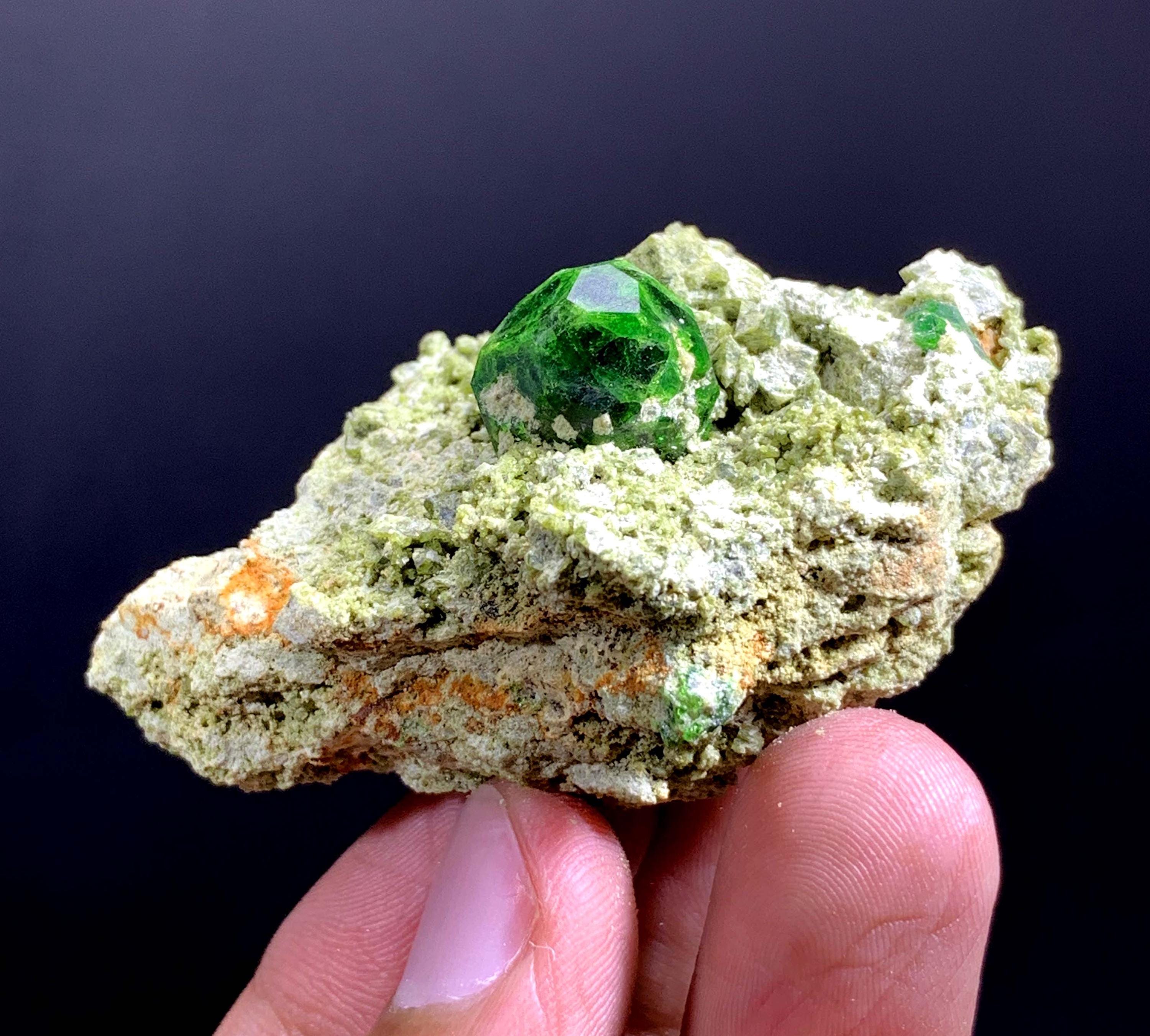 グリーンの結晶】【最高品質】ディマントイドガーネット 26×22×12mm 豊かな