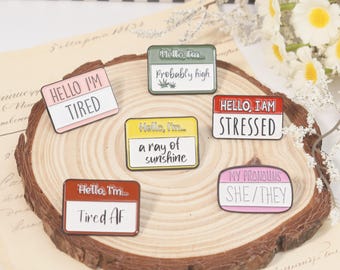 Emaljnål med "Hej, jag är"-motiv, kreativa, söta färgade Post-it-lappar, nål med "Hej, jag är trött, stressad, förmodligen hög", mental hälsa, present till introverta