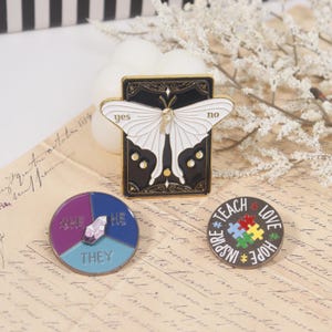 Pin esmaltado con forma de mariposa y carta del Tarot, broche giratorio con pronombres "él", "ella", insignia de concienciación sobre el autismo, prendedores de solapa para ropa y mochilas.