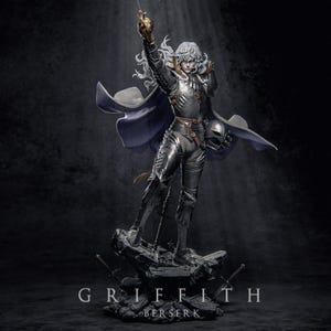 Könnte beinhalten: Detaillierte Statue von Griffith aus Berserk, in silberner Rüstung, die ein Schwert hochhält. Die Figur steht auf einem felsigen Sockel mit Schwertern. Die Statue hat einen fließenden Umhang und langes weißes Haar. Die Worte "GRIFFITH" und "BERSERK" stehen am Sockel.