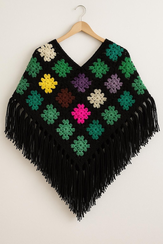 Poncho de Crochê Colorido com Franjas