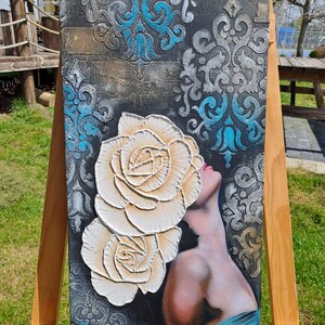 Boho Blomhuvud Väggkonst - Kvinna med Blomkrona Tryck - Handgjort Blomsterporträtt - Perfekt för Vardagsrum, Sovrum & Heminredning